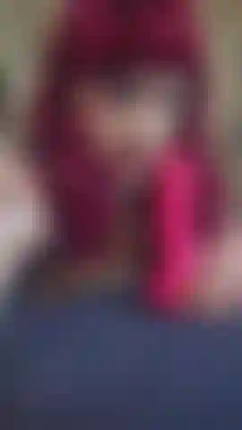 Chupando um vibrador.