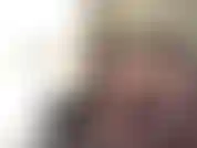 Bunda para cima, cara para baixo, bronzeada, curvilínea, bunda gigante, jogando sexy smoking preto e branco, sutiã e calcinha.