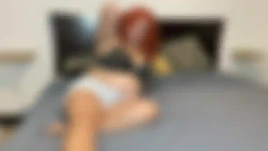 A destruição de roupas me excita! Rasgando minha calça jeans e vibrando minha buceta até eu gozar.