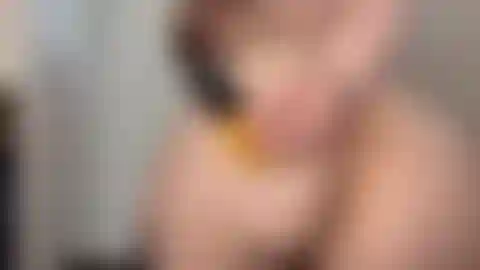 Empurrando plugues para fora da minha bunda e meus primeiros lábios anais.