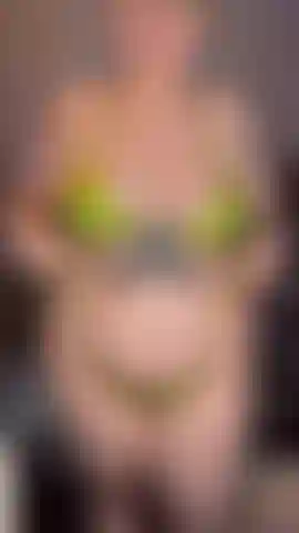 Lubrificando o corpo inteiro, sacudindo / espancando a bunda.