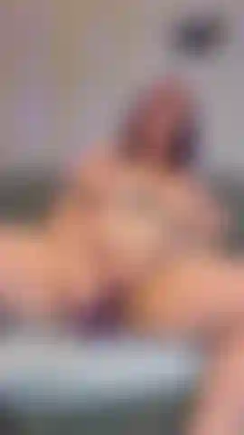 Esguichando em um vibrador roxo.