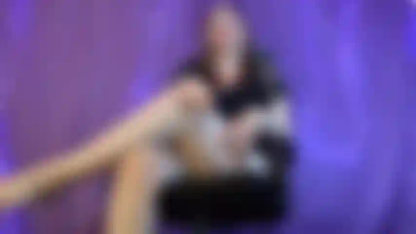 Você vai adorar meus pés enquanto eu te humilho até meu namorado chegar em casa corno. Você é tão estúpido olhando de joelhos sacudindo seu pau minúsculo com o pé na boca. Você é tão feia, baixa e nojenta.