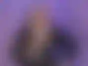 Ei marido, olhe meu brinquedo. É uma pulseira preta grande e grossa. Comprei para que pudéssemos amarrá-lo no seu pau minúsculo, patético e inútil quando você me foder. Você é tão patético.