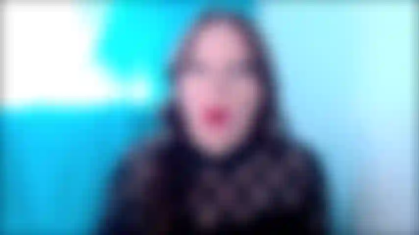 Precisamos conversar sobre como seus amigos estão agindo comigo. Não sei o que você tem dito a eles, mas eles parecem pensar que não tem problema em me tocar de maneiras que só meu marido deveria me tocar. Não é só excesso de carinho, está se tornando quase uma festa de apalpadelas quando eles estão por perto. Não sei por que você parece estar bem com eles me tocando, quando você os vê, mas acho que você deveria dizer alguma coisa. Ou você gosta de ver seus amigos me tocando? Tenho notado que quando eles começam a flertar e a fazer pegadinhas, você tenta não olhar, mas eu posso ver que você percebe, e estou começando a achar que as mãos deles em mim te excitam. Excita sim, não é? Posso dizer pela protuberância em suas calças que estou certa. Se você quisesse que eu começasse a foder seus amigos gostosos, você poderia ter pedido. Só as gostosas e as que têm pau grande. Você sabe que é baixinha, o que é ótimo e eu não me importo, mas se vou fazer isso por você, quero a experiência completa de uma esposa gostosa. Tire seu pau e bata para mim enquanto eu conto sobre minha fantasia de como isso vai ser.