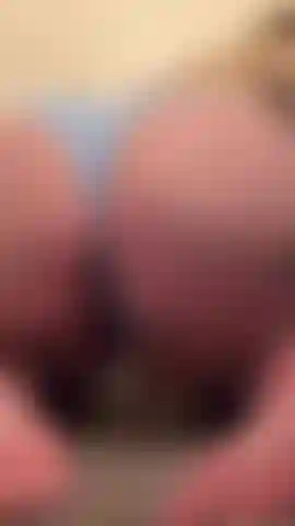 Pretty feet & a fat ass go so good together!!