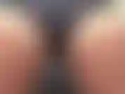 Enfiando um fio dental na buceta e usando minha varinha para gozar.