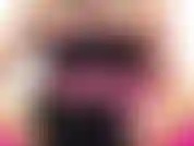 Usando um brinquedo em um vestido e polainas.