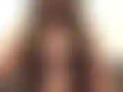 Buceta se esfregando em roupa preta transparente com meia-calça. Orgasmo com brinquedo.