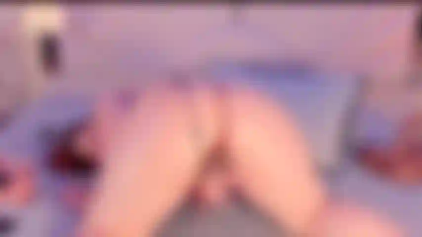 Cavalgo um dildo com muita cremosidade.