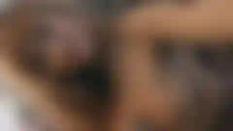 Estourando sacos de balão saltitando! Topless nas minhas calças de ioga :).