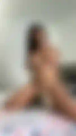 Estou fodendo meu travesseiro tão gostoso ðð.