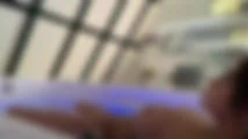 Exploro com meus dedos debaixo d'água!