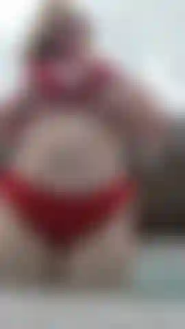 Banheira de hidromassagem de biquíni vermelho.