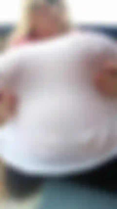 Seios de camisa molhada em câmera lenta.