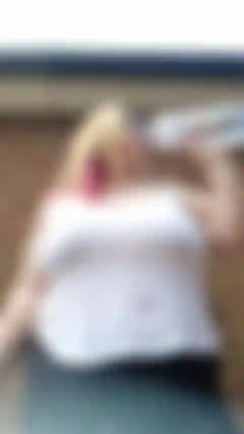 Câmera lenta derramando água no topo branco.