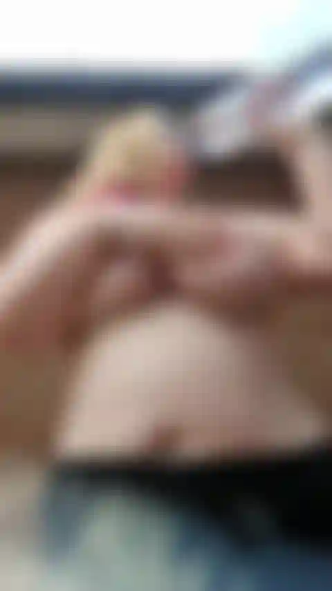 Seios molhados em câmera lenta.