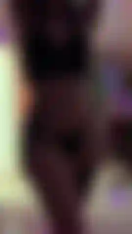 Dança sensual com máscara de galinha.