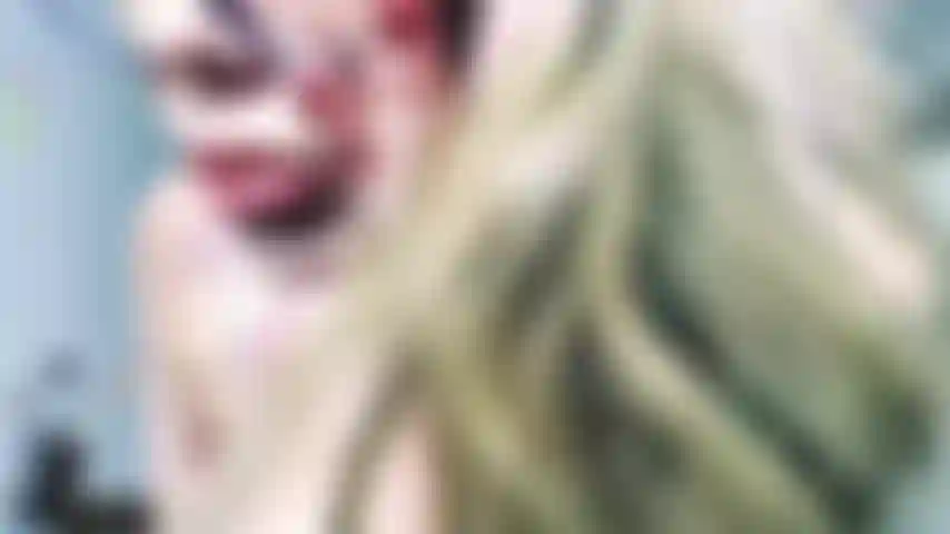 Dança sensual com lingerie de renda rosa com strep-tease.