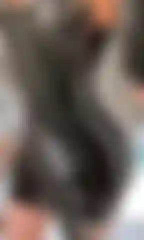 Usando um vestido de látex.