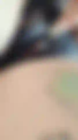 Sensualizando em lingerie de renda preta.