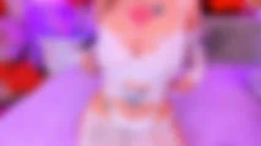 ? Peitos incríveis + grampos de mamilo! ?