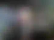 Fazendo café da manhã nu, bem, quase nu.