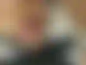 Acariciando no trabalho com a cinta esportiva preta.