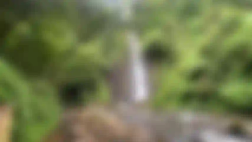 Brincadeira de buceta na natureza, em uma cachoeira ao ar livre.