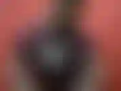 Flexionando forte e as veias aparecem.