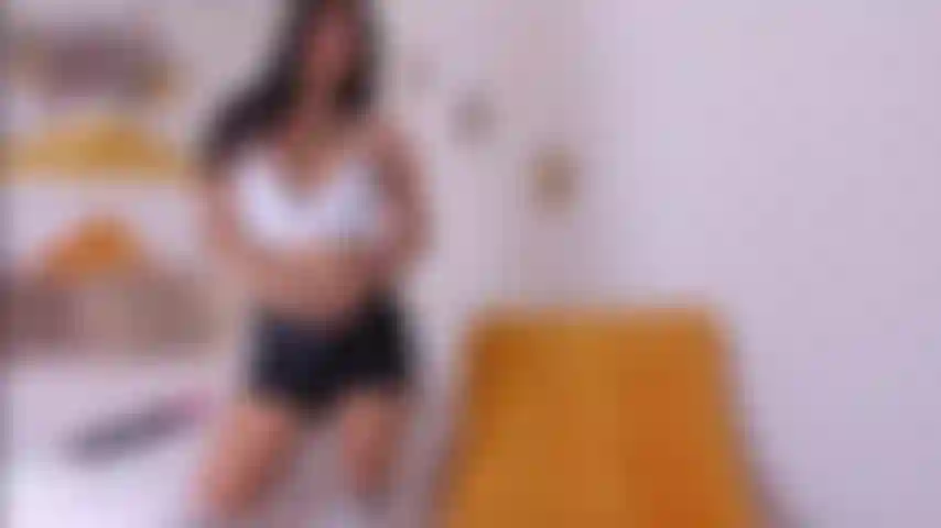 Enquanto minha luxúria vibra em meu clitóris seu pênis grande me penetra, duas sensações deliciosas demais que me deixam com muito tesão.