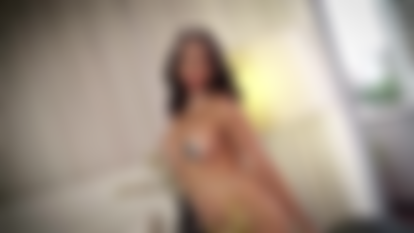 Sua garota madura e sexy gosta de dançar para você.