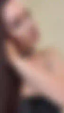 Provocando você enquanto mostro minhas partes íntimas.