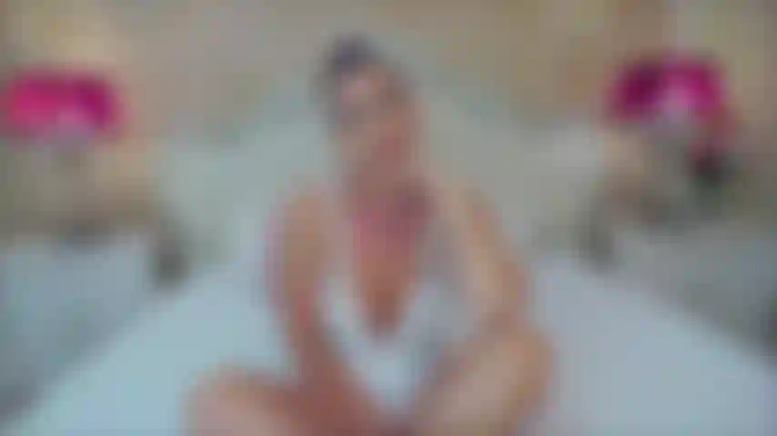 Neste vídeo eu brinco comigo mesma enquanto provoco e instruo vocês, mas com um pequeno toque que você verá se comprar este vídeo. E porque estou com tanto tesão eu gozo duas vezes usando meu brinquedo e também brincando com minha bunda enquanto você me observa.