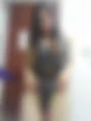 Estava muito quente e eu tive que ir ao banheiro para me masturbar.