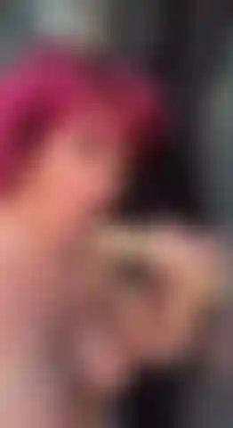 Chupando dildo no chuveiro.