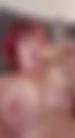 Na minha cama chupando um dildo.