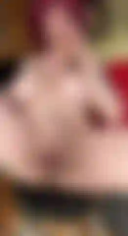 Na cozinha fodendo a buceta com dildo.