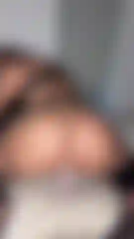 Uma vaca invertida cremosa fodendo com um dildo.