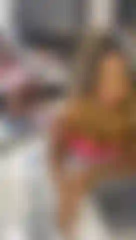 Dando uma surra na minha bunda.