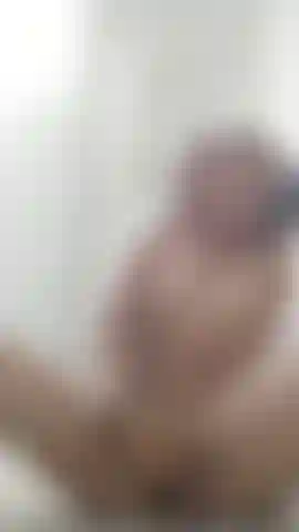 No meu chuveiro eu fiquei excitada e queria foder minha buceta apertada. Você quer ver como ela esguicha enquanto eu penso em você?