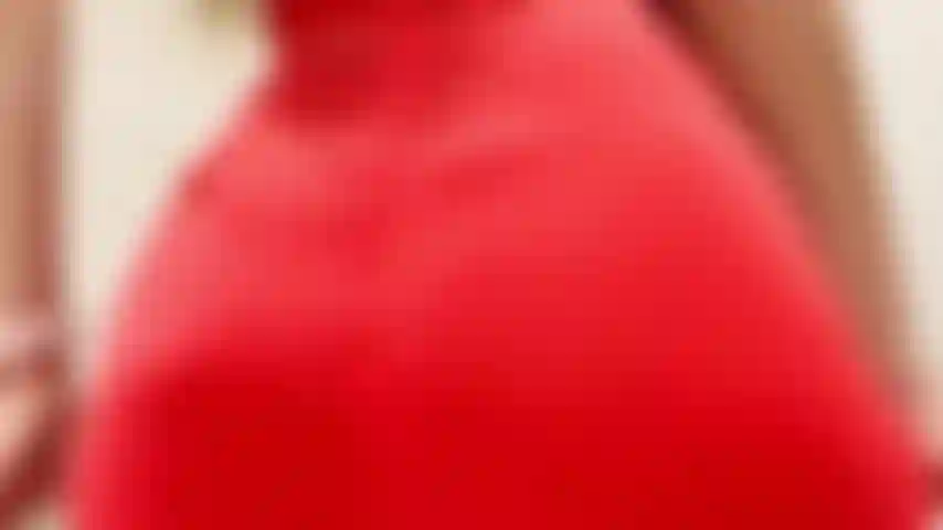 Bunda saltitante de tanga rosa.