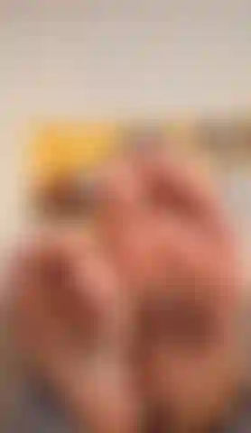 Pés safados em close.