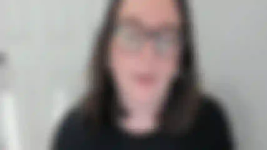 Me masturbo rapidamente com meu vibrador de clitóris.