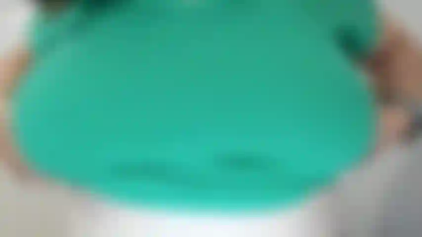 Deito e me fodo com um vibrador, fico cremosa e esguicho como uma cachoeira. E então eu instruo você a gozar no rosto e terminar com uma contagem regressiva de gozada.