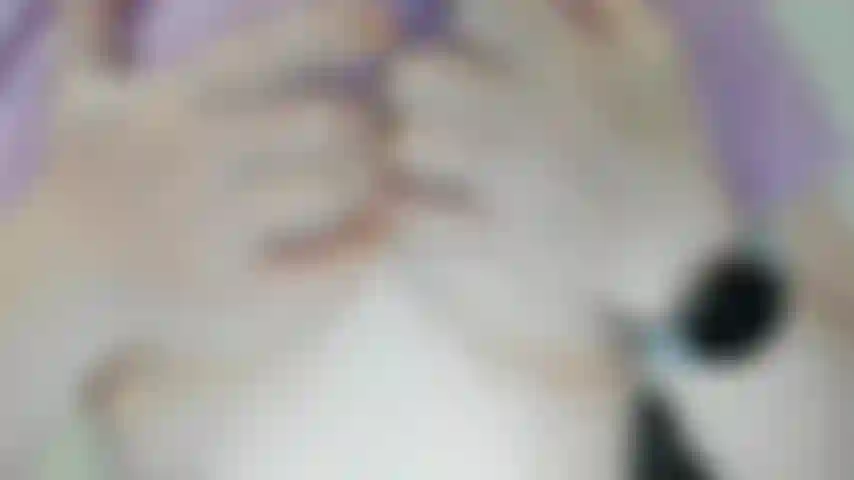 Vibrador andando de óculos.