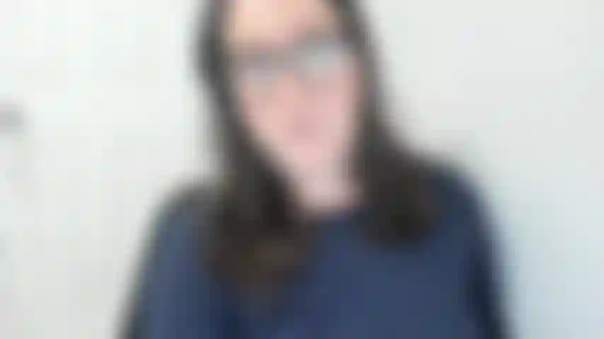 Que se masturba usando apenas tênis de corrida sujos.