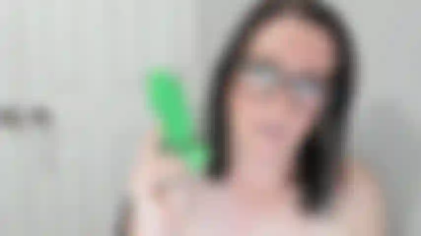 Uso um vibrador e meus dedos para gozar duas vezes.