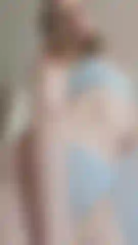 Roupa íntima transparente e striptease.