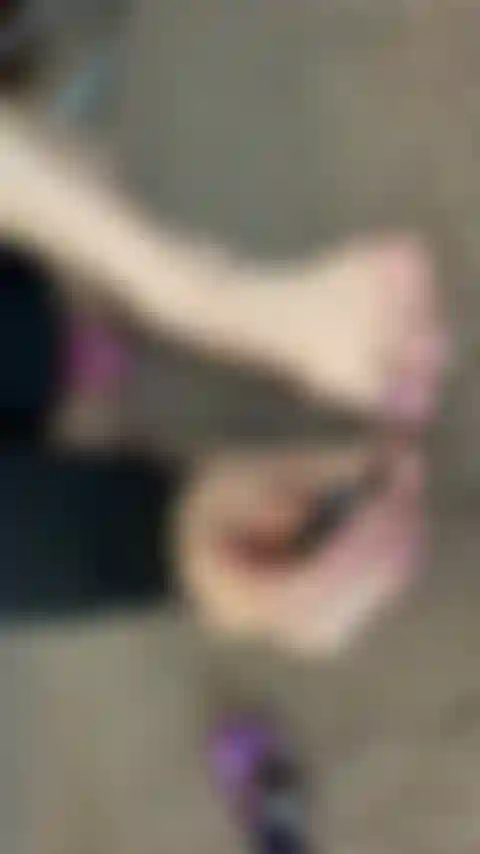 Observe-me re-pintar meus dedinhos.